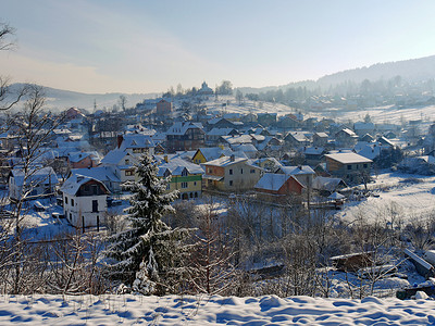 低地的小镇在远山的衬托下薄薄地覆盖着一层初雪