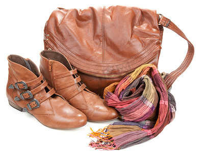 “棕色皮包、围巾和一双女性化的靴子”