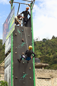 在厄瓜多尔巴尼奥斯的攀岩墙上绳降