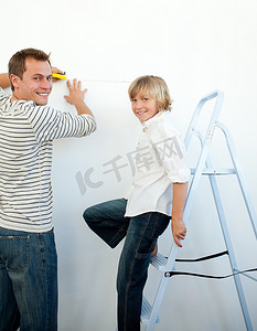 微笑的父亲和他的儿子装饰房间
