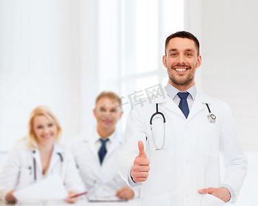 带听诊器的微笑医生竖起大拇指