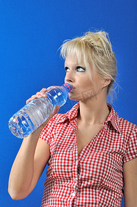 金发女人喝水