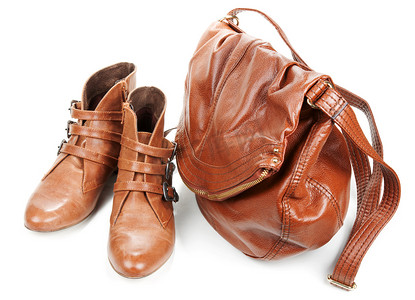 棕色皮包和一双女性化的靴子
