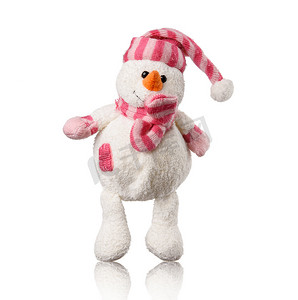 白色背景中带粉红色帽子和围巾的白色纺织玩具雪人