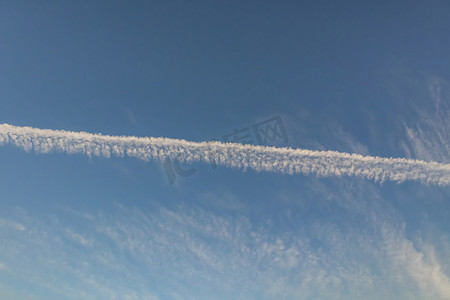 飞机在天空留下的喷气燃料痕迹