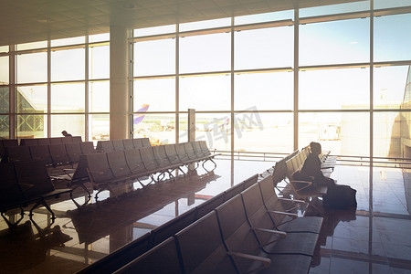 机场内出发大厅的彩色玻璃窗
