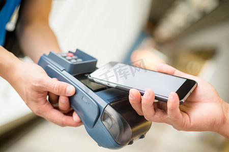 客户使用手机通过 NFC 技术进行支付