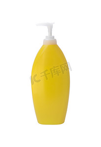 白色背景上带泵的黄色化妆品瓶