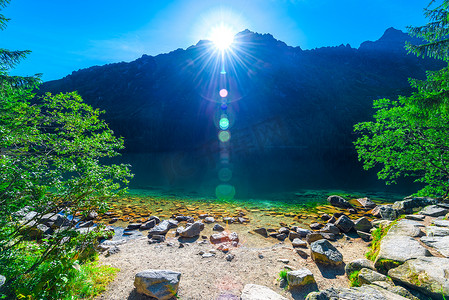 黎明时分的塔特拉山和波兰海眼的景色