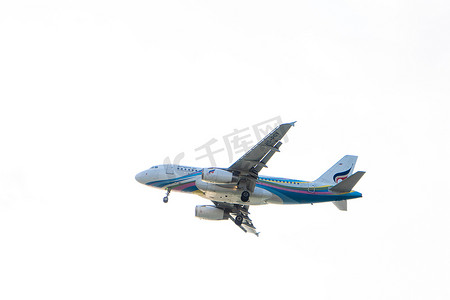 一架客机在机场着陆前低空飞行