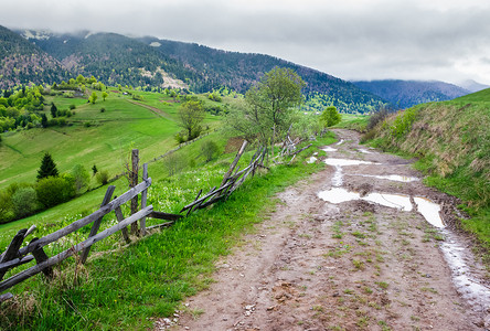 乡间小路风景摄影照片_穿过山区农村的乡间小路
