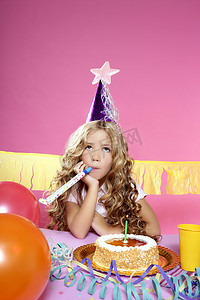 带着蜡烛蛋糕参加生日派对的无聊金发小女孩