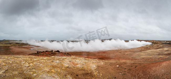 冰岛 Gunnuhver Hot Springs 的 Geo Thermal 温泉活动 蒸汽云被吹走