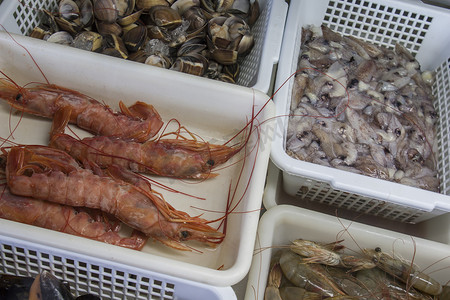 塑料盒中的鲜虾和海鲜