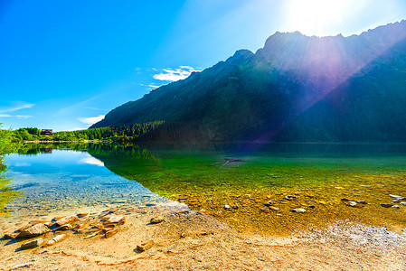 阳光明媚的夏日，波兰海眼美丽明亮的湖景