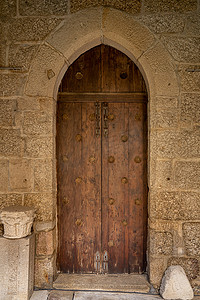 古代拱形门摄影照片_吉马良斯历史悠久的修道院内的拱形门
