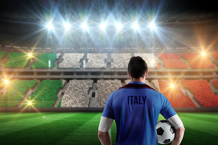 意大利足球运动员持球的复合图像