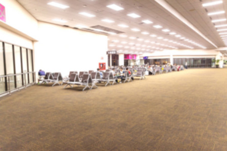 机场座椅摄影照片_在机场等待登机的乘客的抽象模糊背景