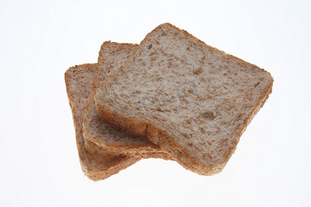 烘焙面包摄影照片_在白色的全麦吐司面包片