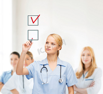 医生或护士将复选标记绘制到复选框中