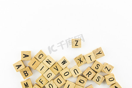 有很多字母的木制字母块