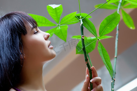 花美花艺摄影照片_花园里有绿叶的女孩