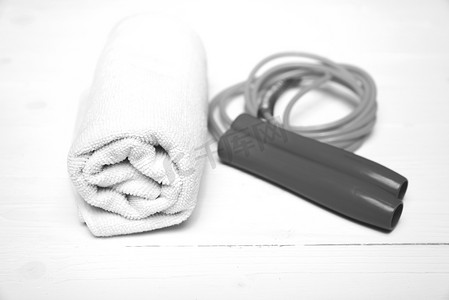 黑白配色摄影照片_健身器材：毛巾、跳绳黑白配色款式