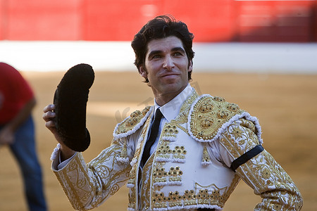 2011 年 9 月 9 日，西班牙哈恩省萨比奥特，西班牙斗牛士卡耶塔诺里维拉到荣誉转折点