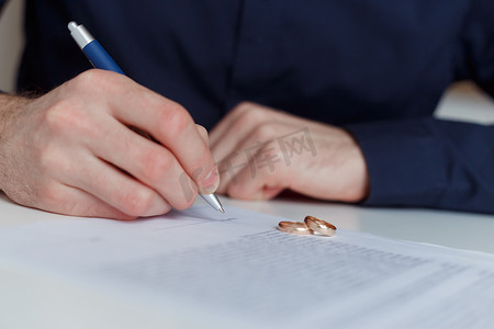 单独的丈夫签署离婚协议。