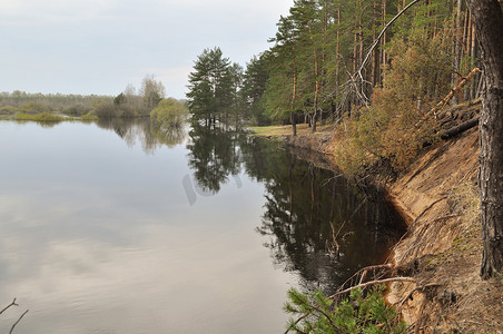 山水灰色摄影照片_春天的河流景观。
