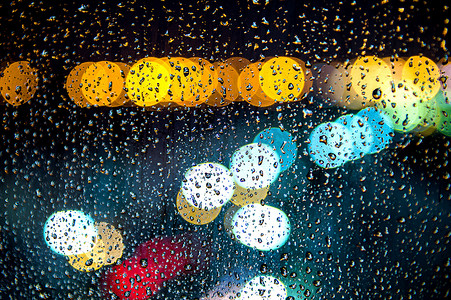 窗户上的雨滴与光的散景。