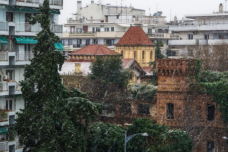 希腊塞萨洛尼基市中心下大雪。
