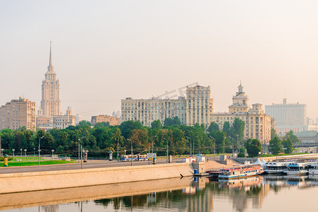 黎明时分莫斯科河上的游船