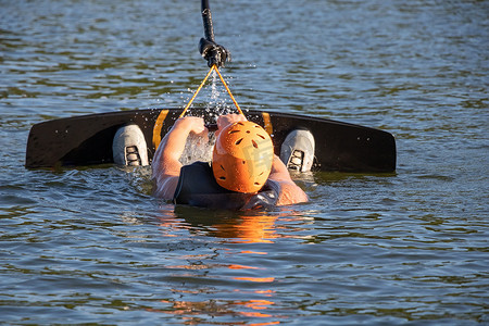 Wakeboarder 在电缆尾流公园从水中起飞
