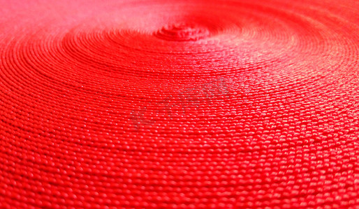 红色吊带制成的红色抽象圆形图案。