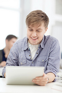 学术类通用摄影照片_微笑的青少年学生与 tablet pc 计算机
