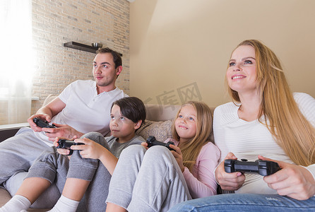 玩电子游戏的家庭