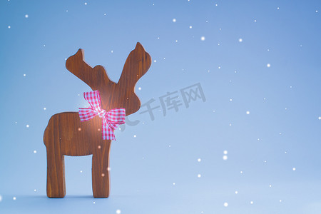 蓝色背景上的圣诞木鹿。