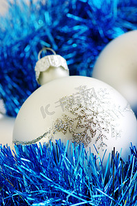 圣诞节球水晶球摄影照片_带雪花的银色水晶球