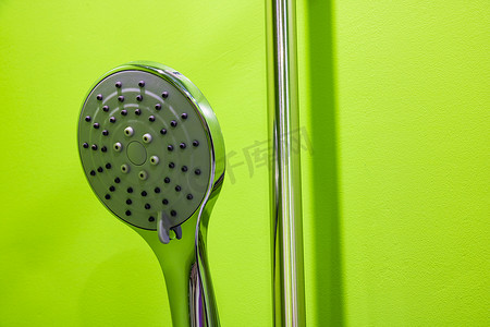 浴室的淋浴喷头喷水或水流。