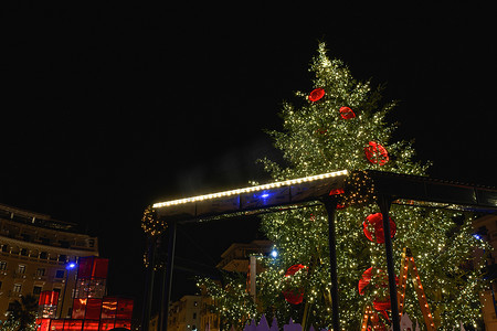 真实圣诞树摄影照片_塞萨洛尼基，希腊 在亚里士多德广场装饰的圣诞树。
