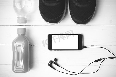 苹果手机黑色手机摄影照片_跑步鞋、橙汁、饮用水和黑色手机