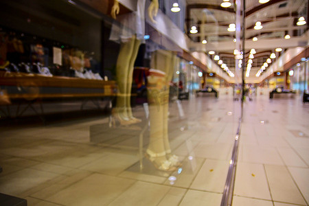 鞋子橱窗摄影照片_欧洲零售店的橱窗模糊。