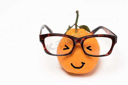 在白色背景上戴着眼镜的橙色笑脸。