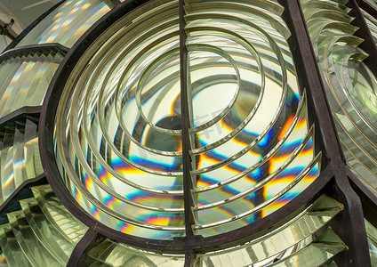 灯塔光束摄影照片_关闭灯塔中的菲涅尔玻璃透镜以集中光束