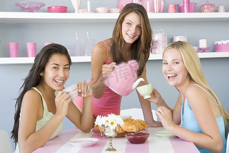 三名年轻女性在自助餐厅喝冷饮