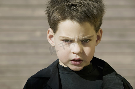 孩子生气摄影照片_一个有态度的男孩的特写
