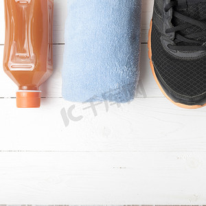 跑鞋、毛巾和橙汁
