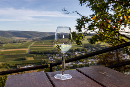 Glas 白葡萄酒和背景中的风景