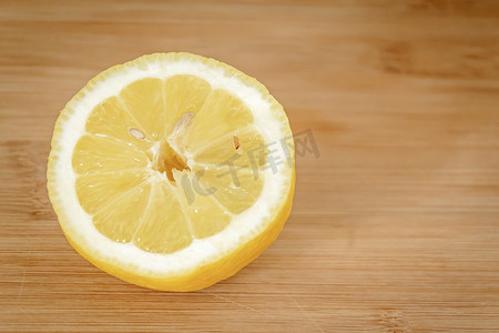 浅色木板上的半个柠檬